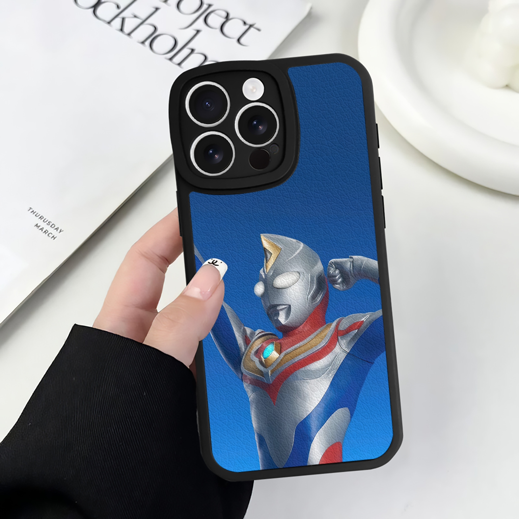 （画像用） ウルトラマン Ultraman 【iPhone 16シリーズ対応】シリコンスマホケース（レザー調） 材質：シリコン